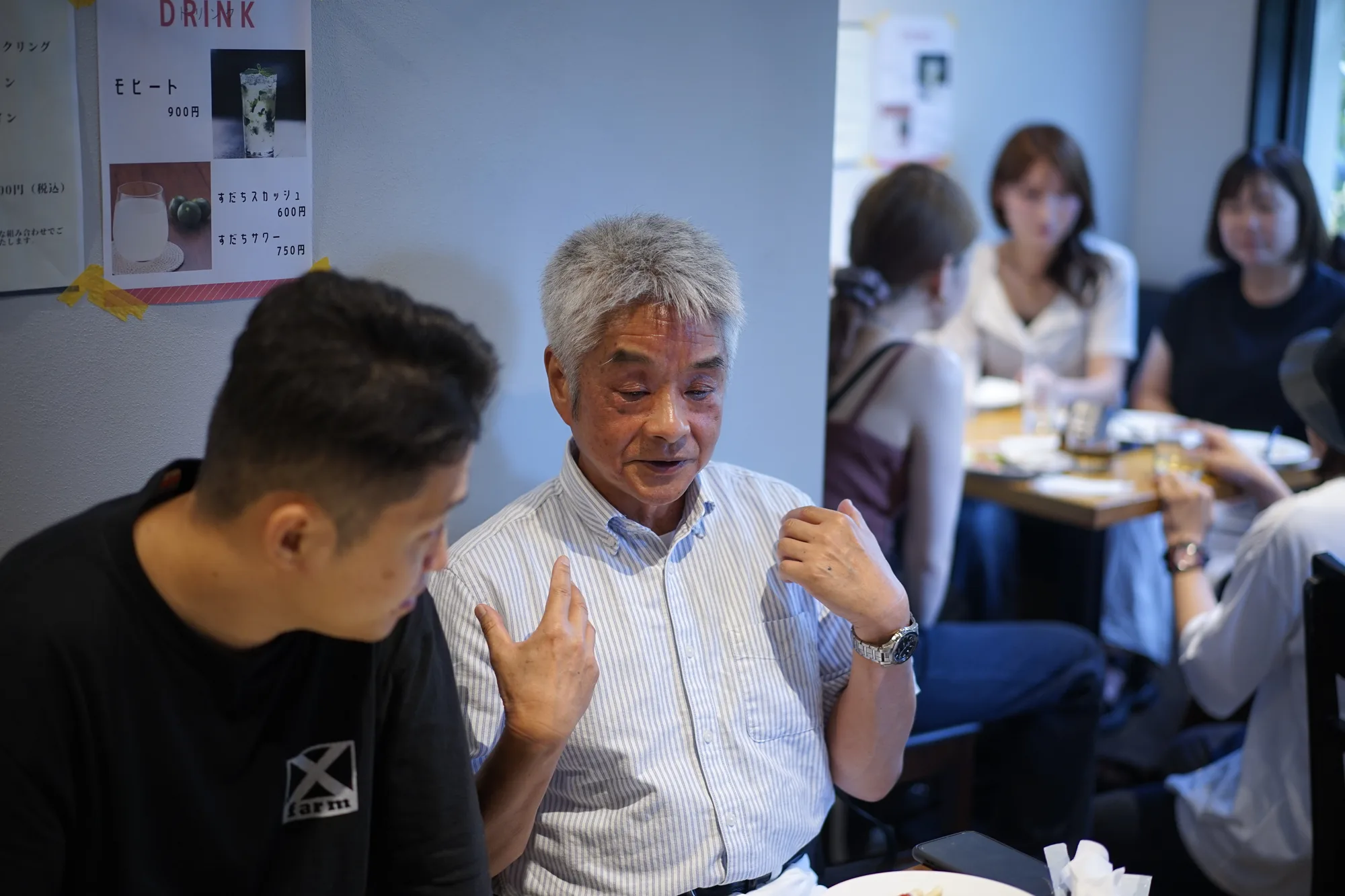 会食の場で対話する坂本浩