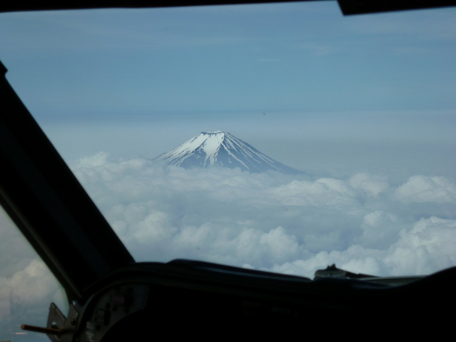 上空から望む富士山